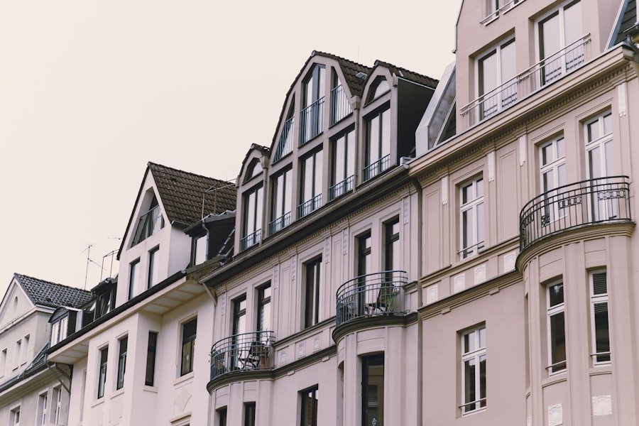 Photo Multicultural Real Estate Agent